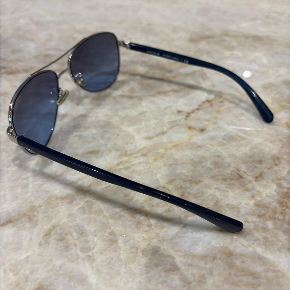 Coach Metal Pilot Sunglasses – Silver Frame / Blue Gradient Lens - Picture 6 of 7